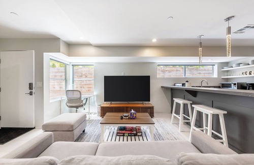 Venice Apartment | Tranquil Venice Hideaway One Minute to Beach