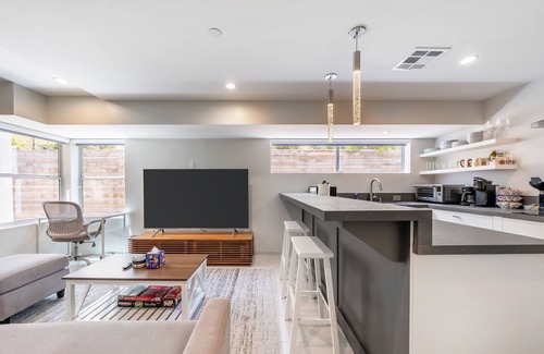Venice Apartment | Tranquil Venice Hideaway One Minute to Beach