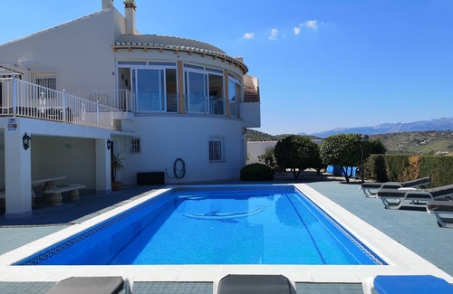 Vinuela Villa | Tranquil villa with breath-taking panoramic views of Lake Viñuela & Mount Maroma
