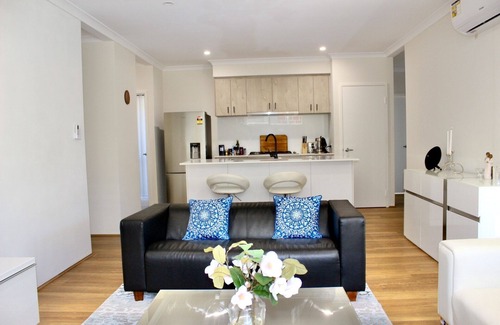 Aveley House | Tranquil Vineyard Sanctuary