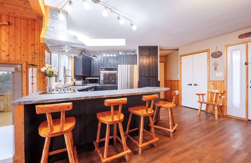 Tobermory House | Tranquil Waterfront Escape - Gorgeous private waterfront cottage near Tobermory