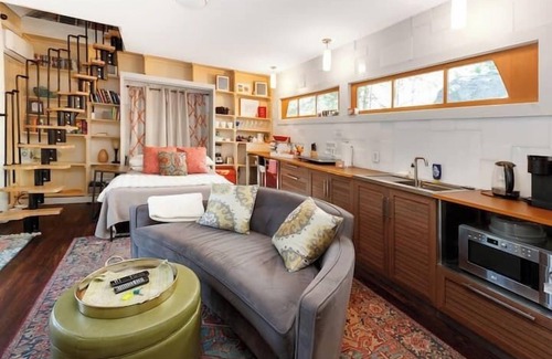 Whitefield House | Tranquil Waterfront Cottage on Private Pond