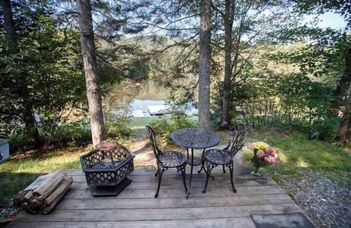 Whitefield House | Tranquil Waterfront Cottage on Private Pond