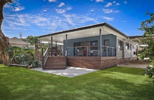 Budgewoi House | Tranquil waters - beach house oasis