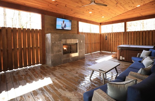 Broken Bow Cabin | Tranquil Waters Brand New Studio Cabin by Broken Bow Lake and Golf Course