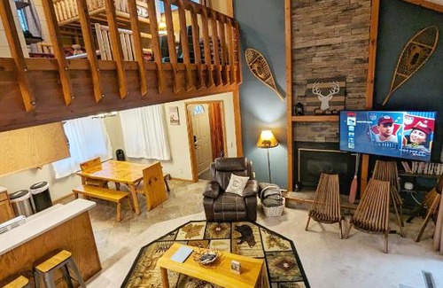 Wausau House | Tranquil Waterside Haven