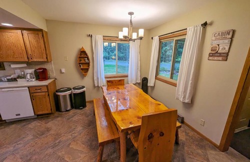 Wausau House | Tranquil Waterside Haven