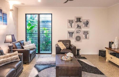 Port Douglas House | Tranquility by the Lake - Luxury Home Port Douglas