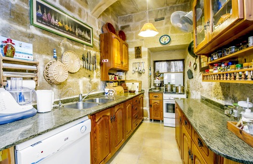 Ta' Għammar Villa | Tranquillity Suite in an amazing 400-year-old self-catering farmhouse with pool