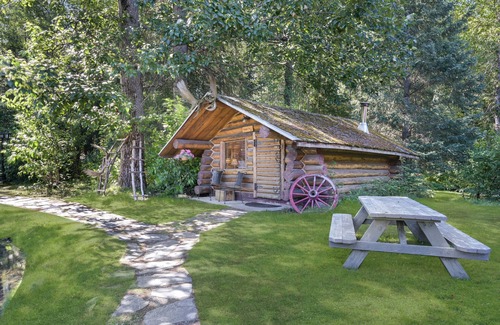 Hope Cabin | Trapper Dan's Cabin -a sweet little cabin directly on the pond in Hope, Alaska