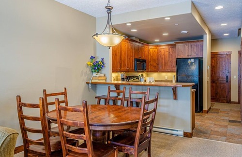 Sun Peaks Condo | Trappers Landing #06 By Bear Country