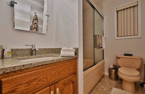 Bushkill House | TRAVEL NURSES WELCOME/ Bushkill- Poconos home in Gated community