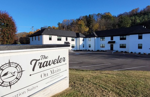 Tazewell Apartment | Traveler On Main #9- The Studio- Across the Street from Back of the Dragon!