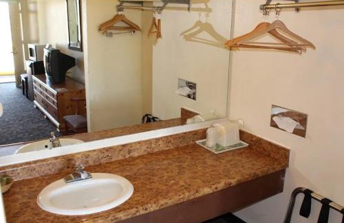 Craig Hotel | Travelers Inn & Suites