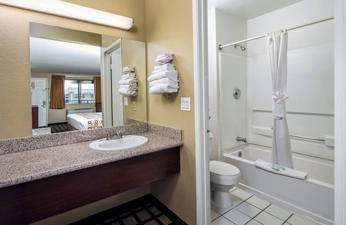 Estrella Hotel | Travelers Inn