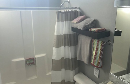 West Des Moines House | Traveling Nurse: Des Moines Room cozy1BR full-1BA WiFi laundry+ townhome-common