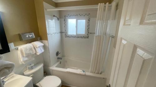 East Kootenay Hotel | Travellers Motel