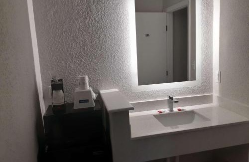Northeast Virginia Beach Hotel | Travelodge by Wyndham Virginia Beach Bay Beach