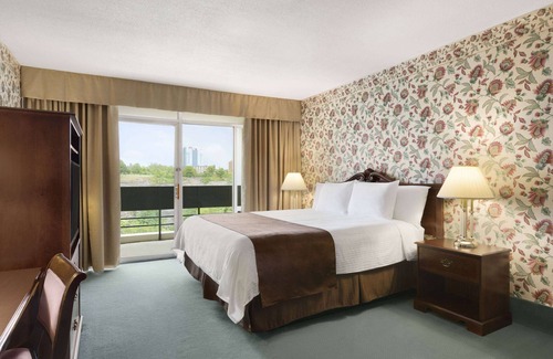 Niagara Falls Hotel | Travelodge by Wyndham Niagara Falls Fallsview