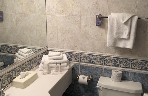 Niagara Falls Hotel | Travelodge by Wyndham Niagara Falls Fallsview