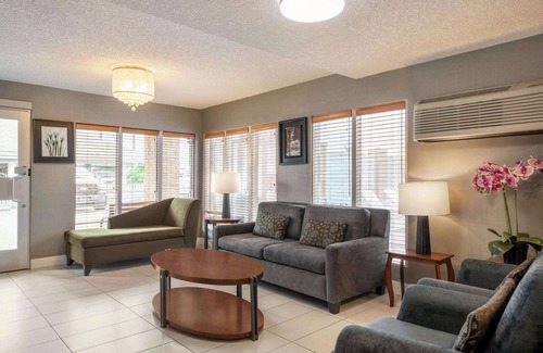 Kingsland Hotel | Travelodge by Wyndham Calgary South