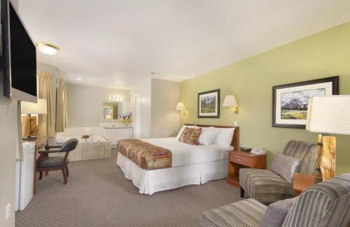 Golden Hotel | Travelodge by Wyndham Golden Sportsman Lodge
