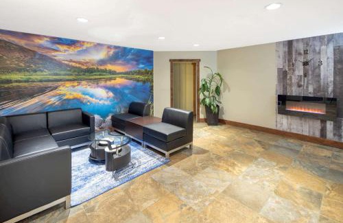 Golden Hotel | Travelodge by Wyndham Golden Sportsman Lodge
