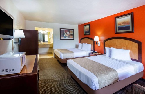 Southeast Houston Hotel | Travelodge by Wyndham Houston Hobby Airport
