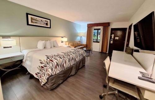 Wayne Hotel | Travelodge by Wyndham Indianapolis Speedway