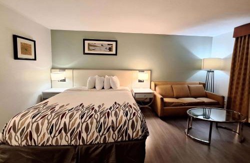 Wayne Hotel | Travelodge by Wyndham Indianapolis Speedway