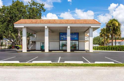 Kissimmee Hotel | Travelodge by Wyndham Orlando Lake Buena Vista South