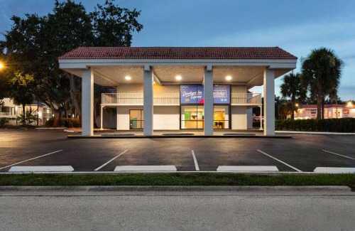 Kissimmee Hotel | Travelodge by Wyndham Orlando Lake Buena Vista South