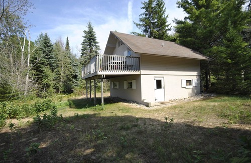 Kewadin Cabin | Traverse City Lake Michigan priv Beachfront Home Rent