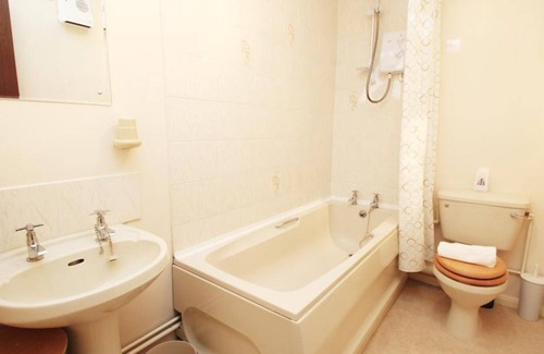 Castle Apartment | Trawler Road - Two Bedroom Apartment, Sleeps 4