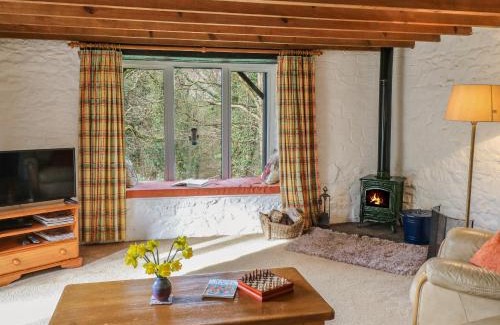 Llanllwchaiarn House | Trawsnant Cottage