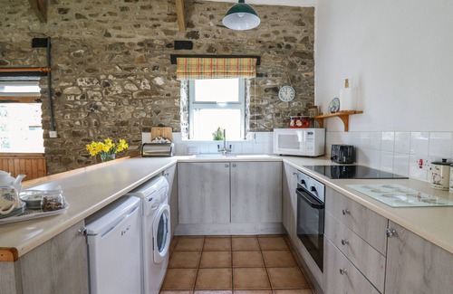 Llanllwchaiarn Cottage | TRAWSNANT COTTAGE, pet friendly, with hot tub in New Quay