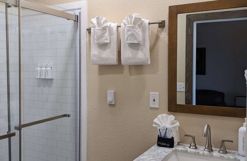 Ocean Shores Hotel | Treasure Chest - Deluxe King Suite with Fireplace, Pet Friendly