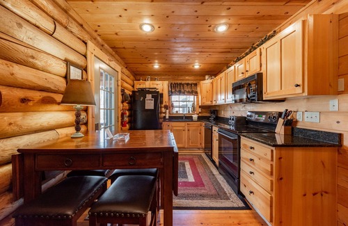 Thayerville Cabin | Tree Haus: Lake Area, Hot Tub, Fireplace, Shuffleboard!