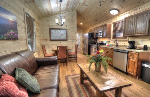 Gatlinburg Cabin | Tree House: Cozy Cabin Only Minutes from Gatlinburg Strip
