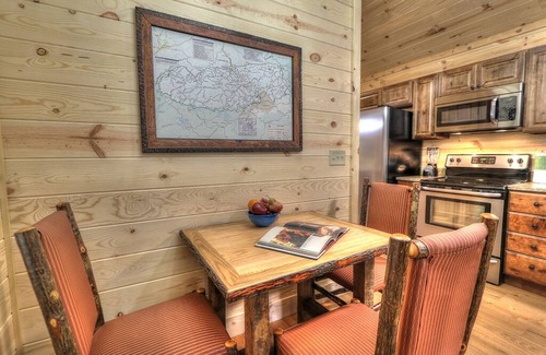 Gatlinburg Cabin | Tree House: Cozy Cabin Only Minutes from Gatlinburg Strip