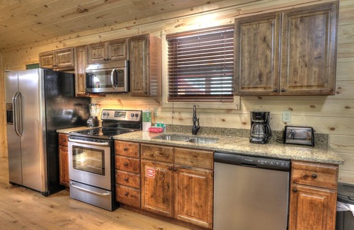 Gatlinburg Cabin | Tree House: Cozy Cabin Only Minutes from Gatlinburg Strip