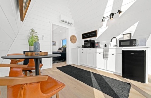 Fredericksburg Cabin | Tree House* Lux* Hot tub* Fredericksburg*Tesla EV