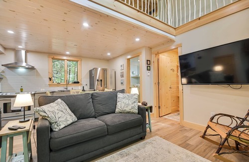Rumford Center House | Tree House w/Hot Tub: Near Sunday River Resort!