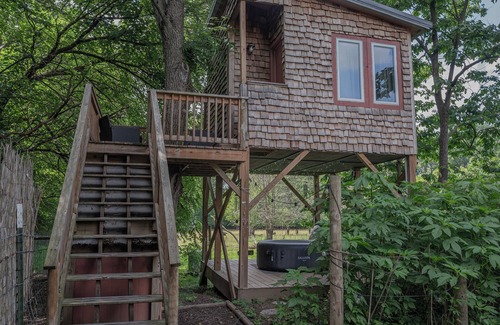 Indianapolis Cabin | Tree house w/private hot tub on an urban farm! just 10 minutes from downtown!