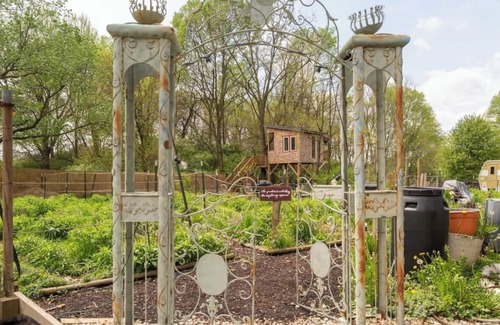 Indianapolis Cabin | Tree house w/private hot tub on an urban farm! just 10 minutes from downtown!
