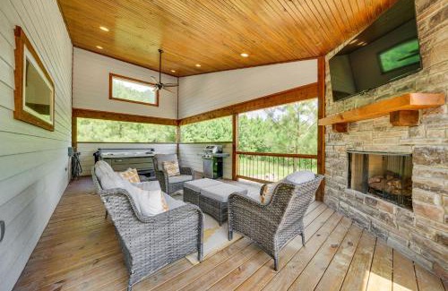 Broken Bow House | Tree-Lined Broken Bow Studio Cabin with Hot Tub!