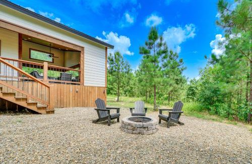 Broken Bow House | Tree-Lined Broken Bow Studio Cabin with Hot Tub!