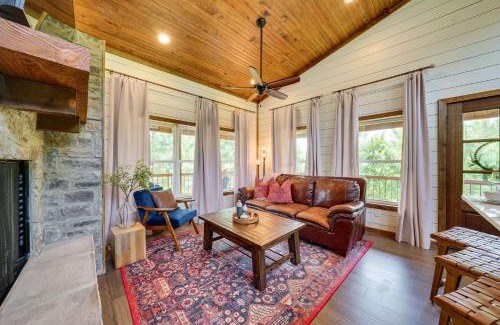 Broken Bow House | Tree-Lined Broken Bow Studio Cabin with Hot Tub!