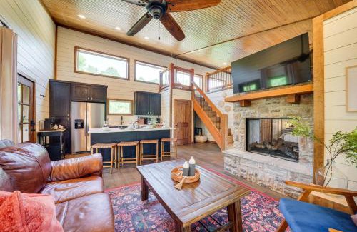 Broken Bow House | Tree-Lined Broken Bow Studio Cabin with Hot Tub!