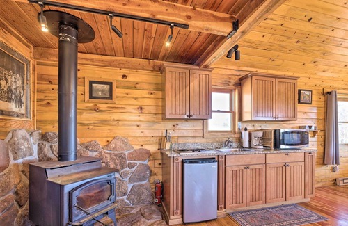 Victor Apartment | Tree-Lined Cripple Creek Retreat w/ Fireplace